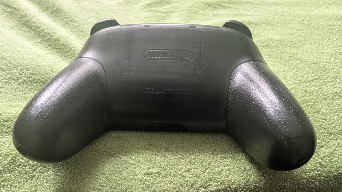 Nintendo Switch Pro Controller - 2