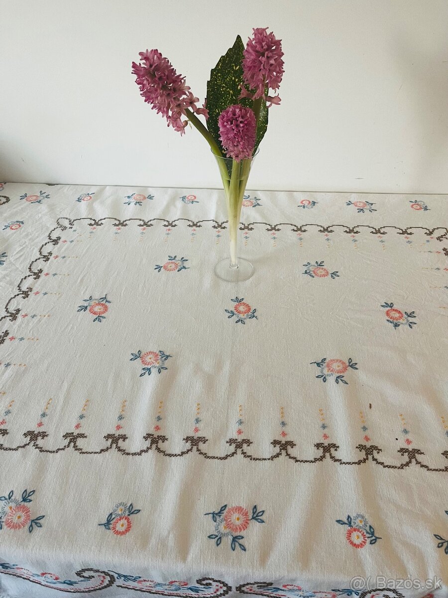 Vyšívaný plátěný ubrus - 2