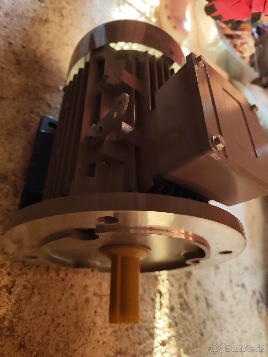trojfázový elektromotor 2,2 kw - 2