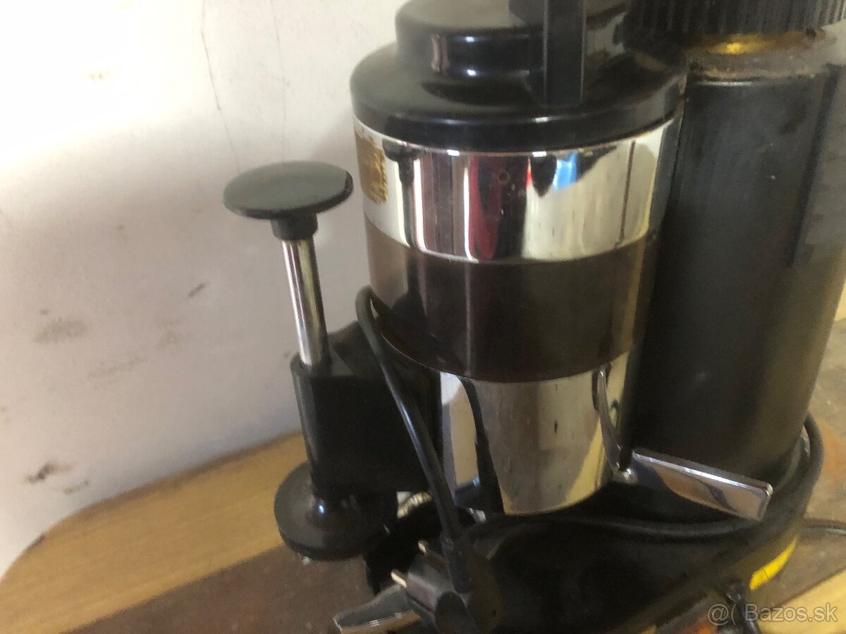 Mlynček na kávu baristycký - 2