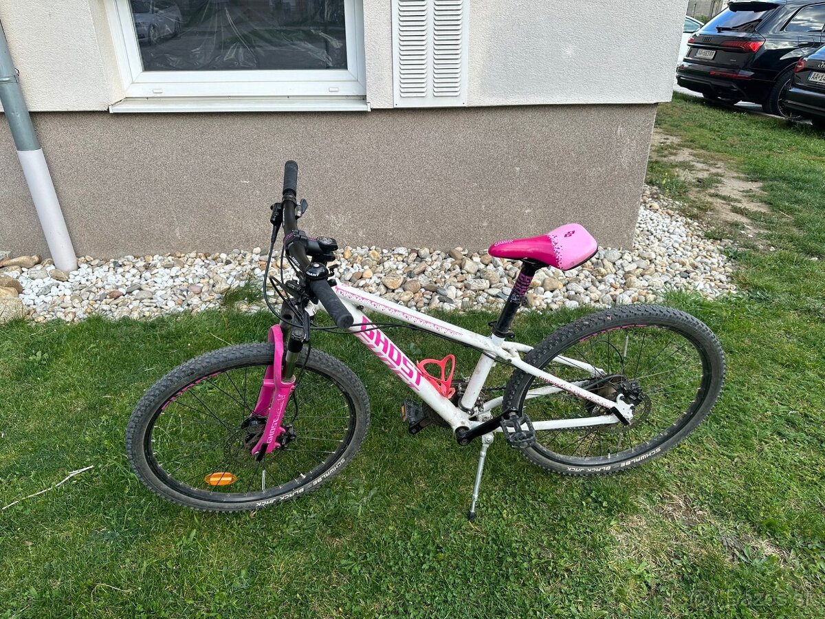 Krásny dievčenský Ghost - 2