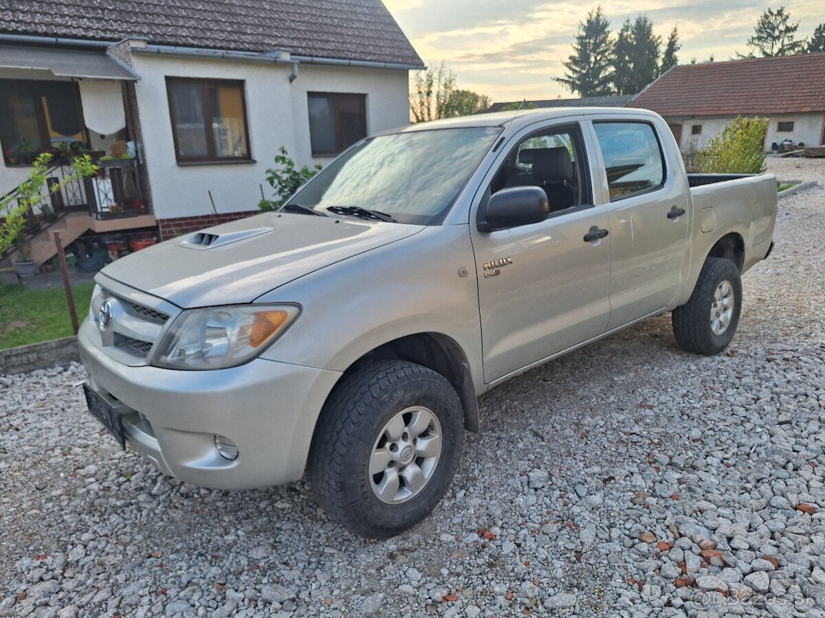 TOYOTA HILUX 2,5 DIESEL 4X4 UZÁVIERKU MA