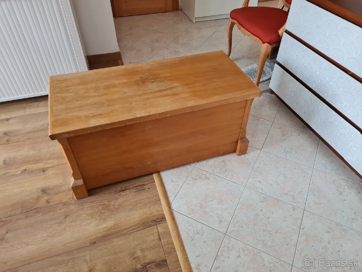 Starožitny nábytok unikát , drevená truhlica a v nej posteľ - 2