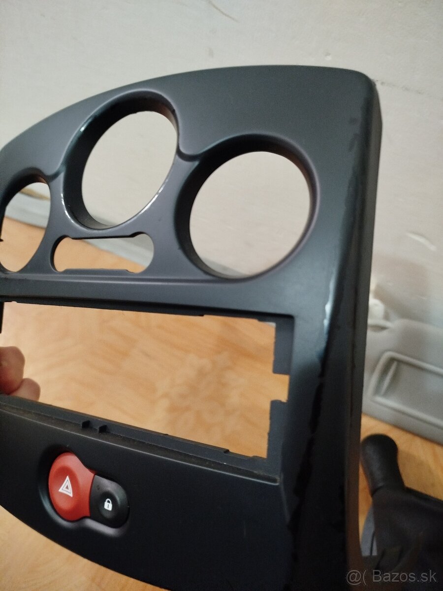 Renault Clio 3 Stredovy panel - 2