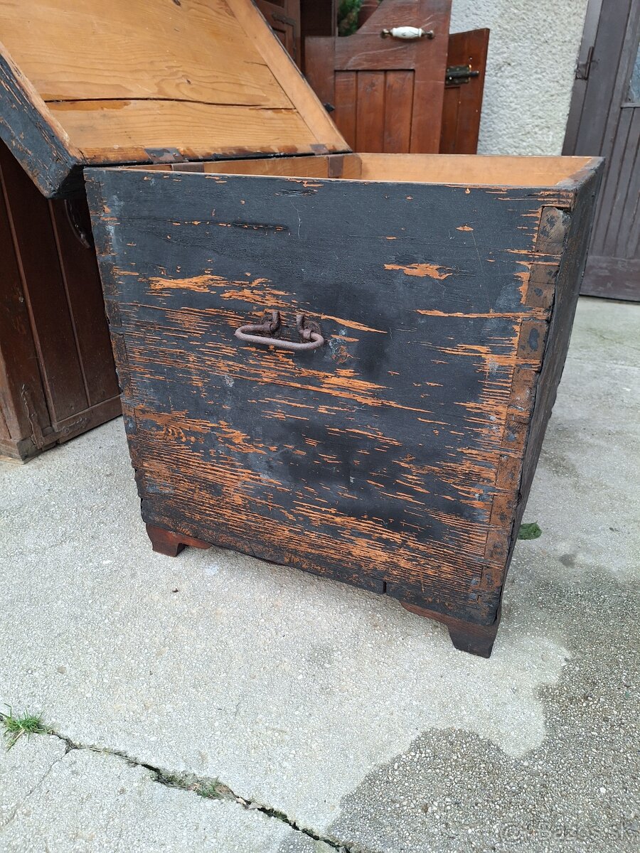 Stará drevenna truhlica - 2