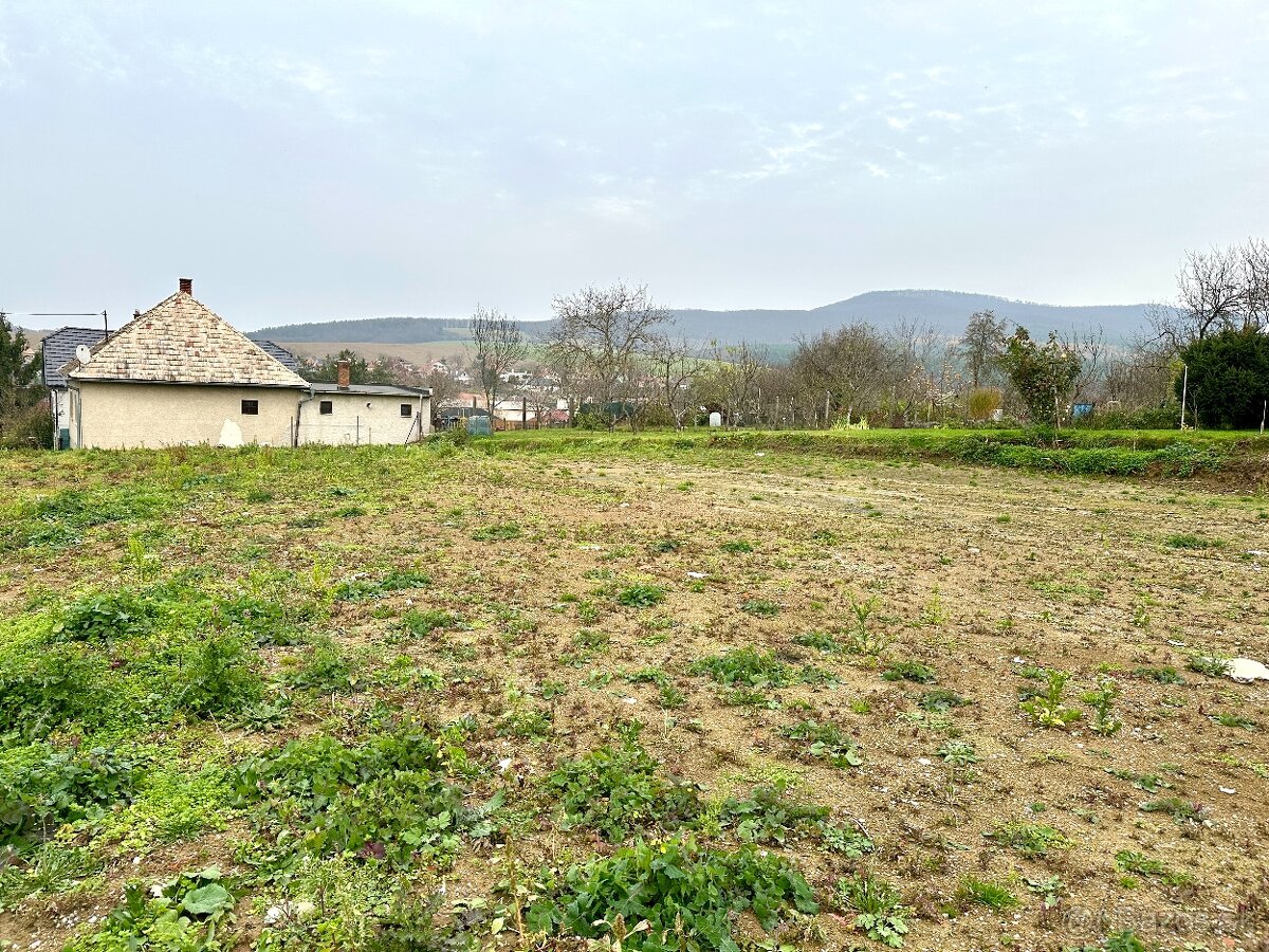 Stavebný pozemok v centre obce Krnča - 2