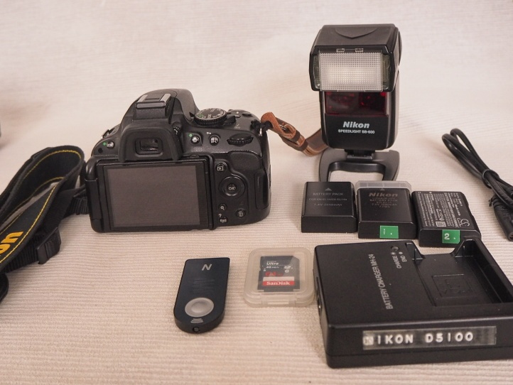 Nikon D5100 s príslušenstvom. - 2