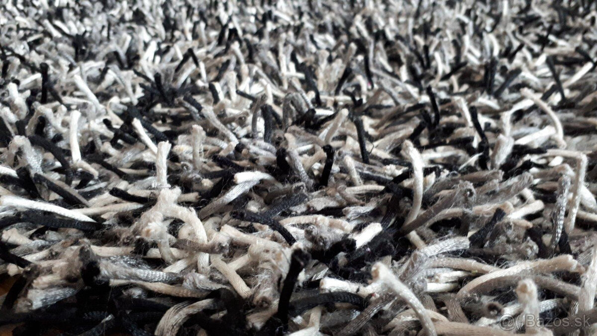 Čierno biely koberec - 2