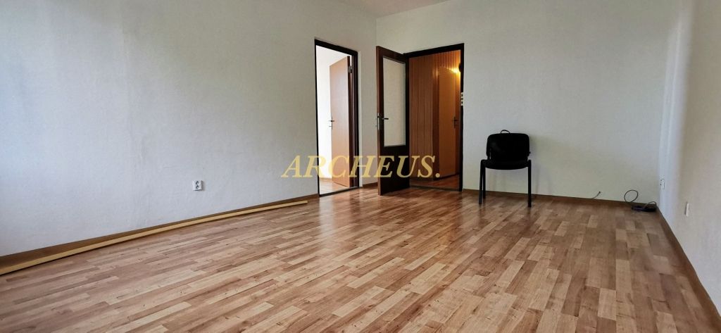 NA PREDAJ 2-IZBOVÝ BYT S LOGGIOU, 49 m2, SÍDL. JUH, TREBIŠOV - 2