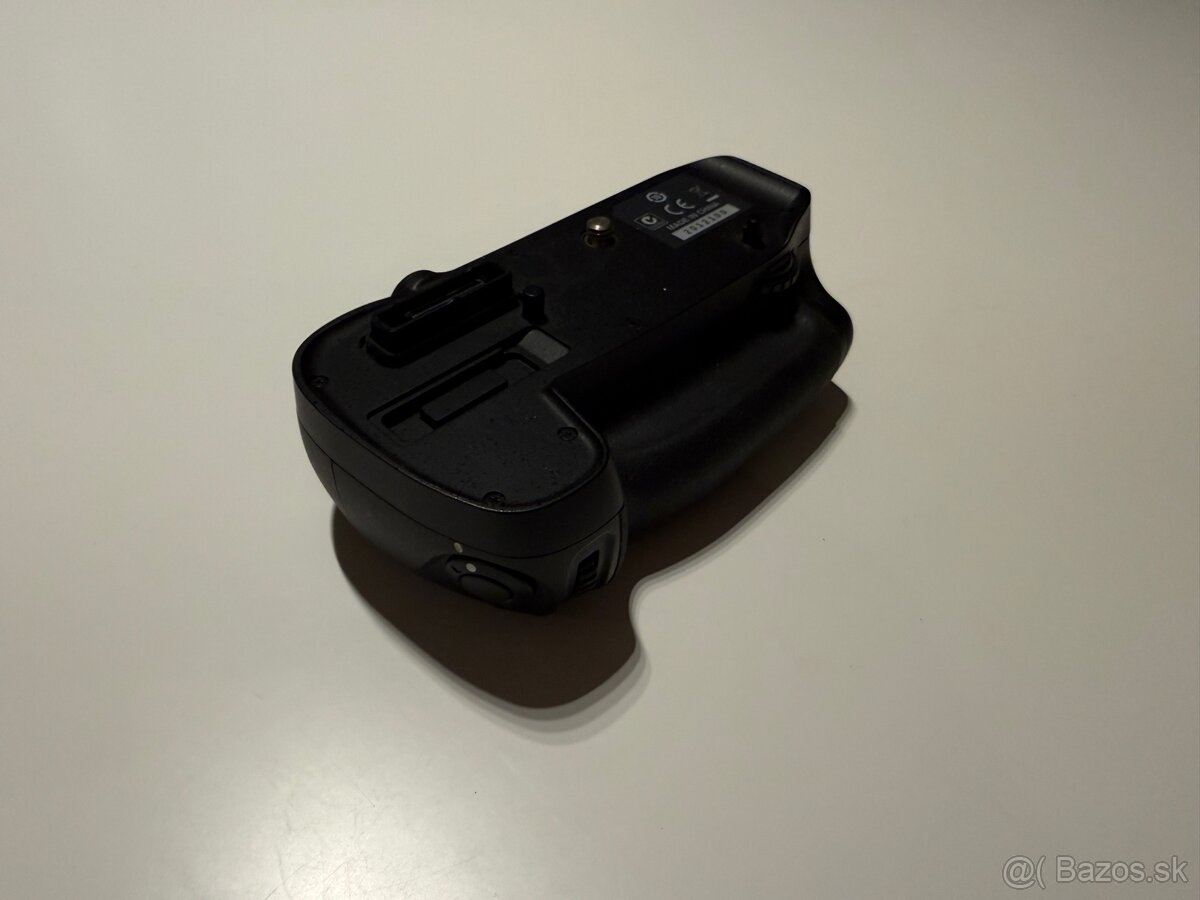 Nikon mb d15 batterygrip - 2