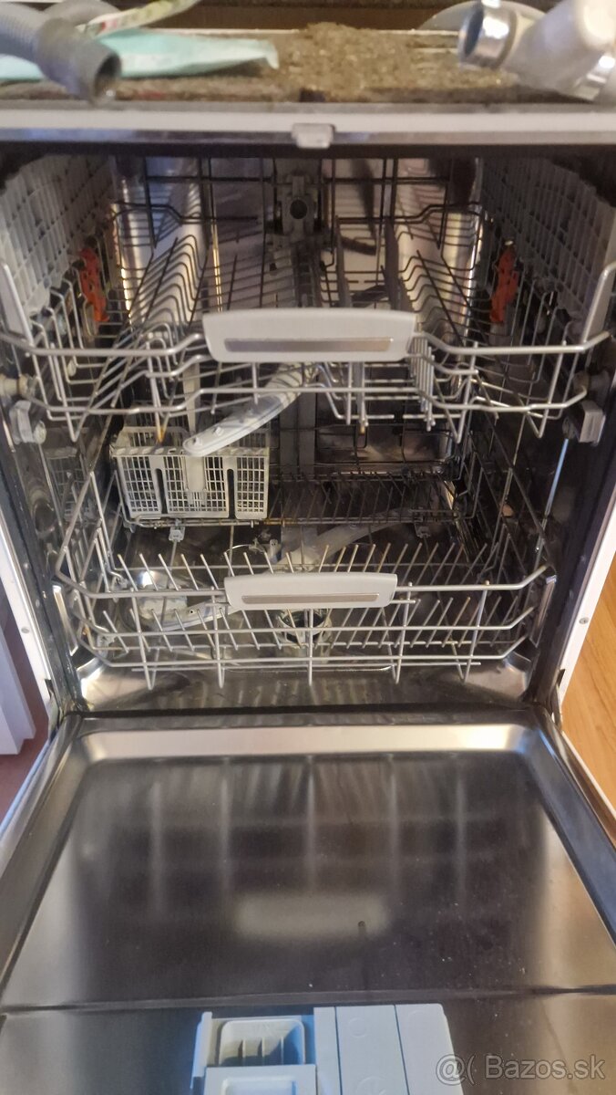 Predám umývačku riadu Hotpoint Ariston - 2