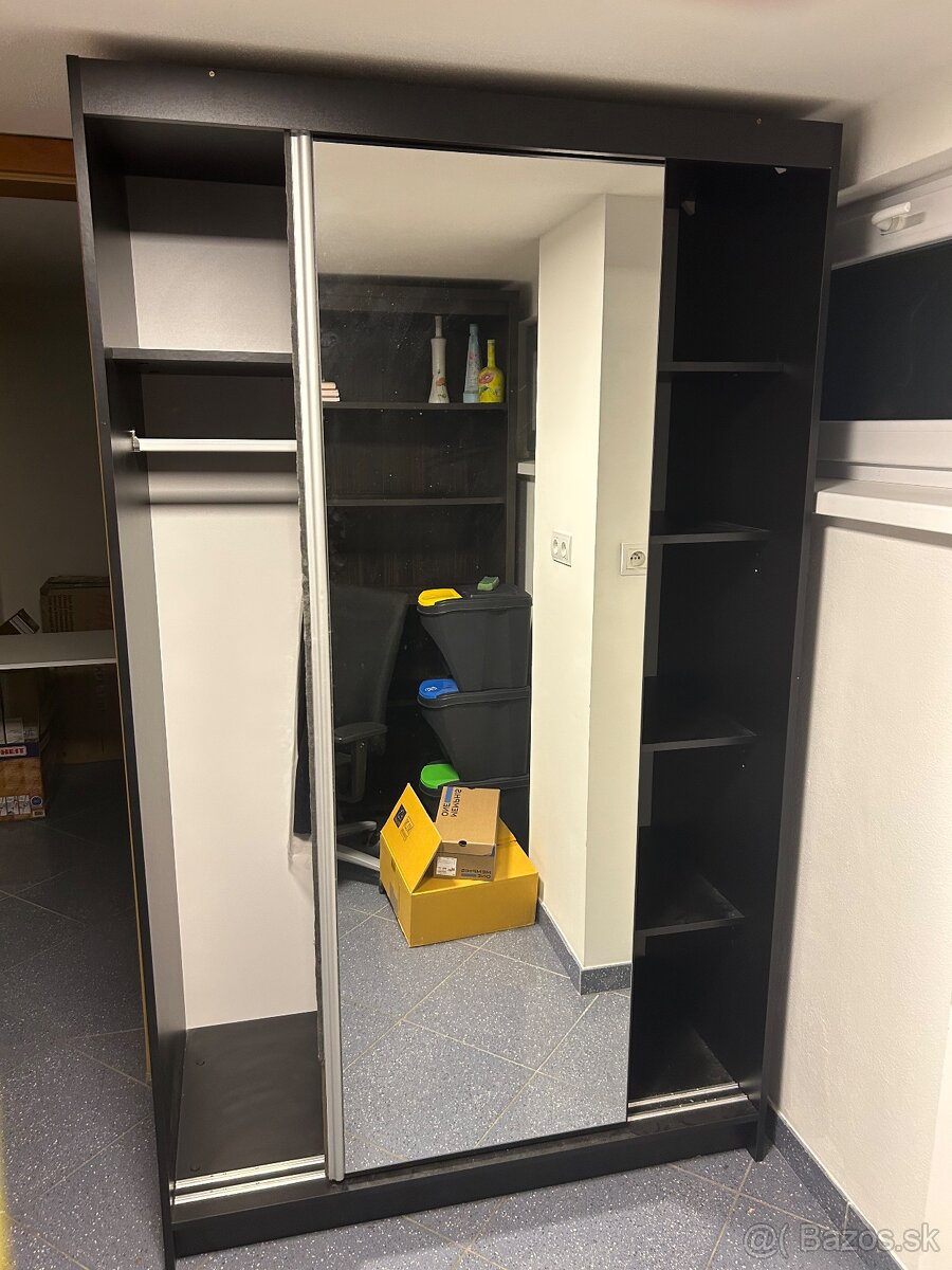 Elegantná skriňa so zrkadlom - 2