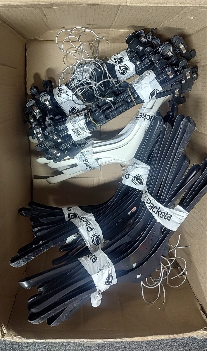 Plastové vešiaky - 2