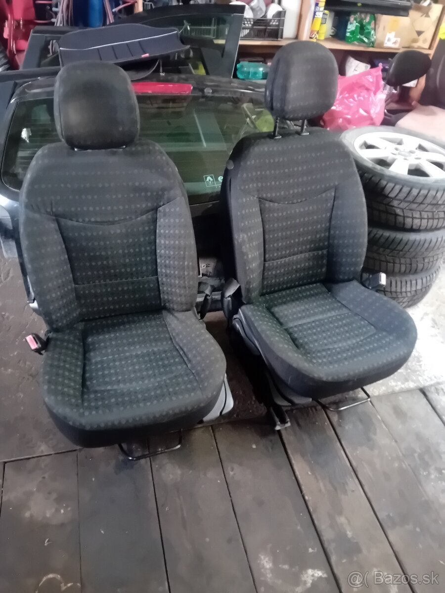 Darujem sedačky s renault laguna 2 - 2