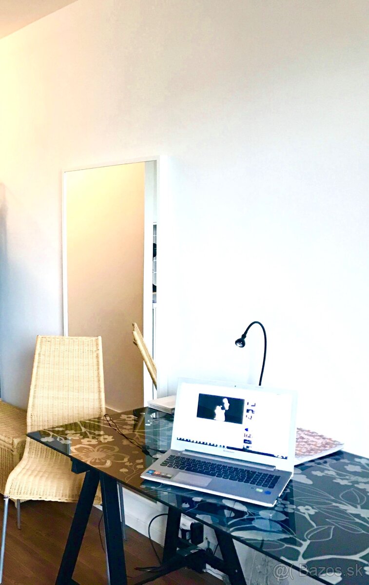 Predám pekný designový stôl - 2