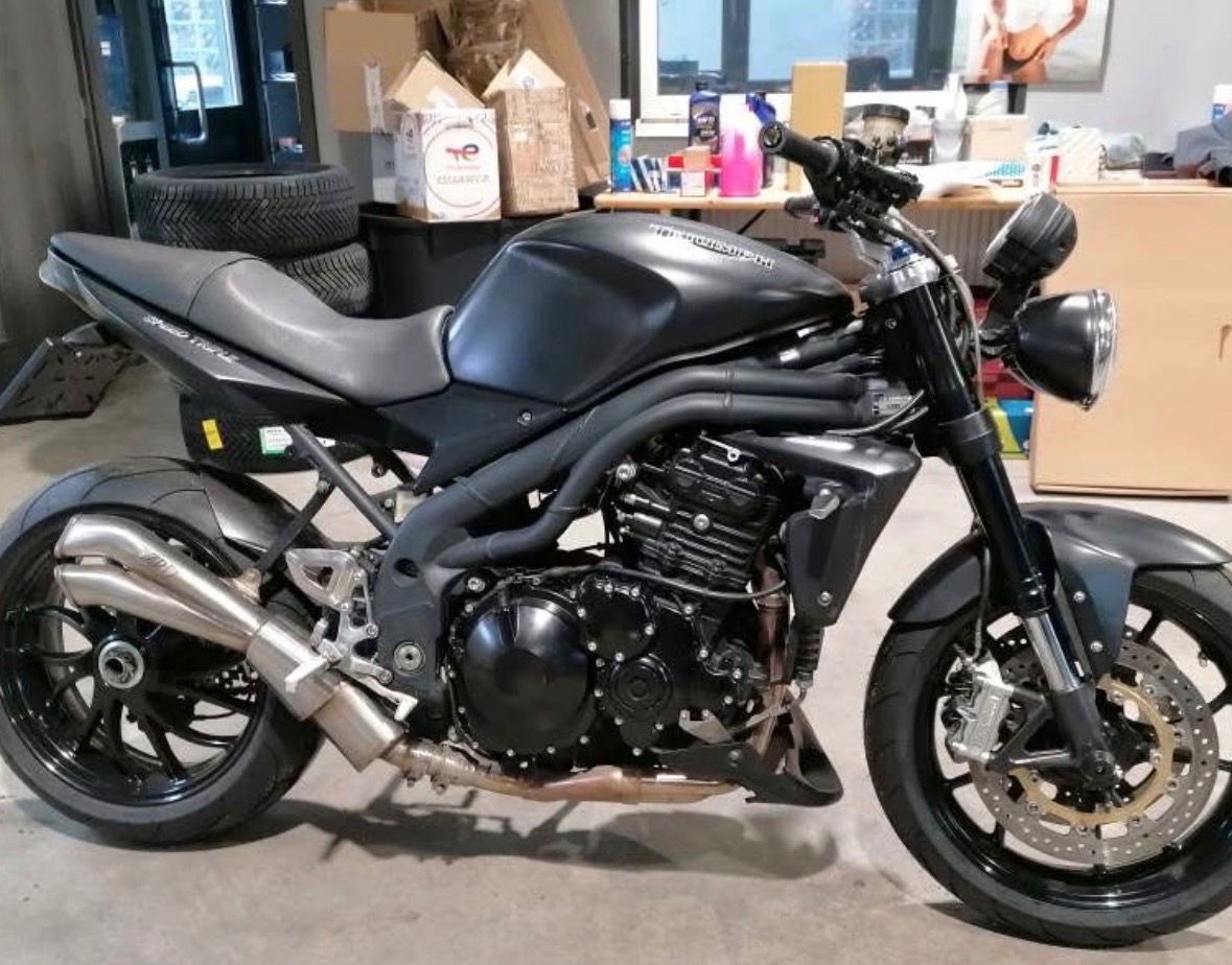 triumph speed triple 1050 - 2