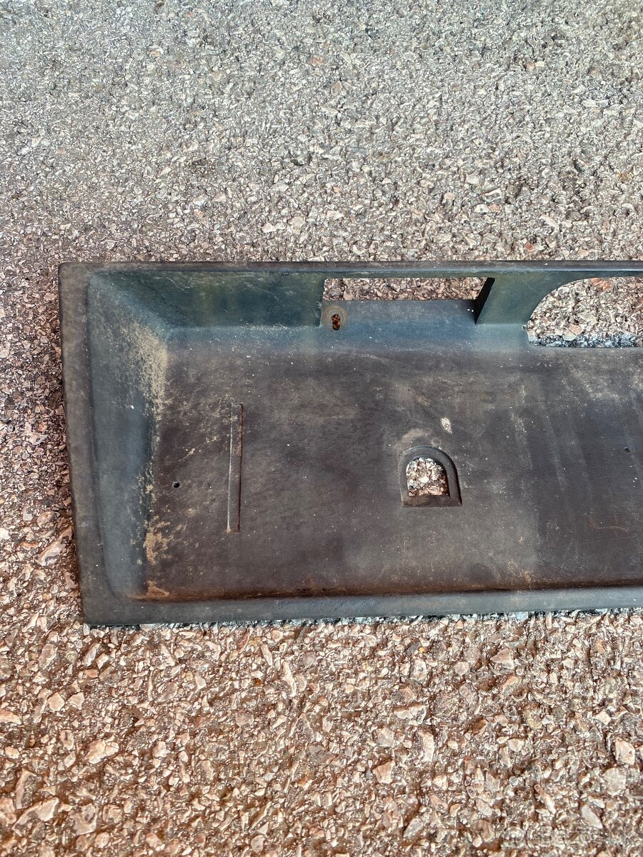 Bmw e30 kryt pod zadnú špz - 2
