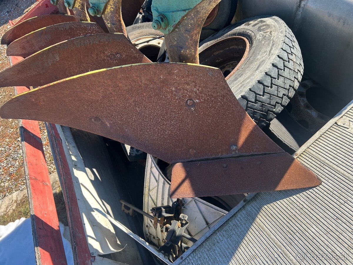 Pluh štvorak továrenský - 2