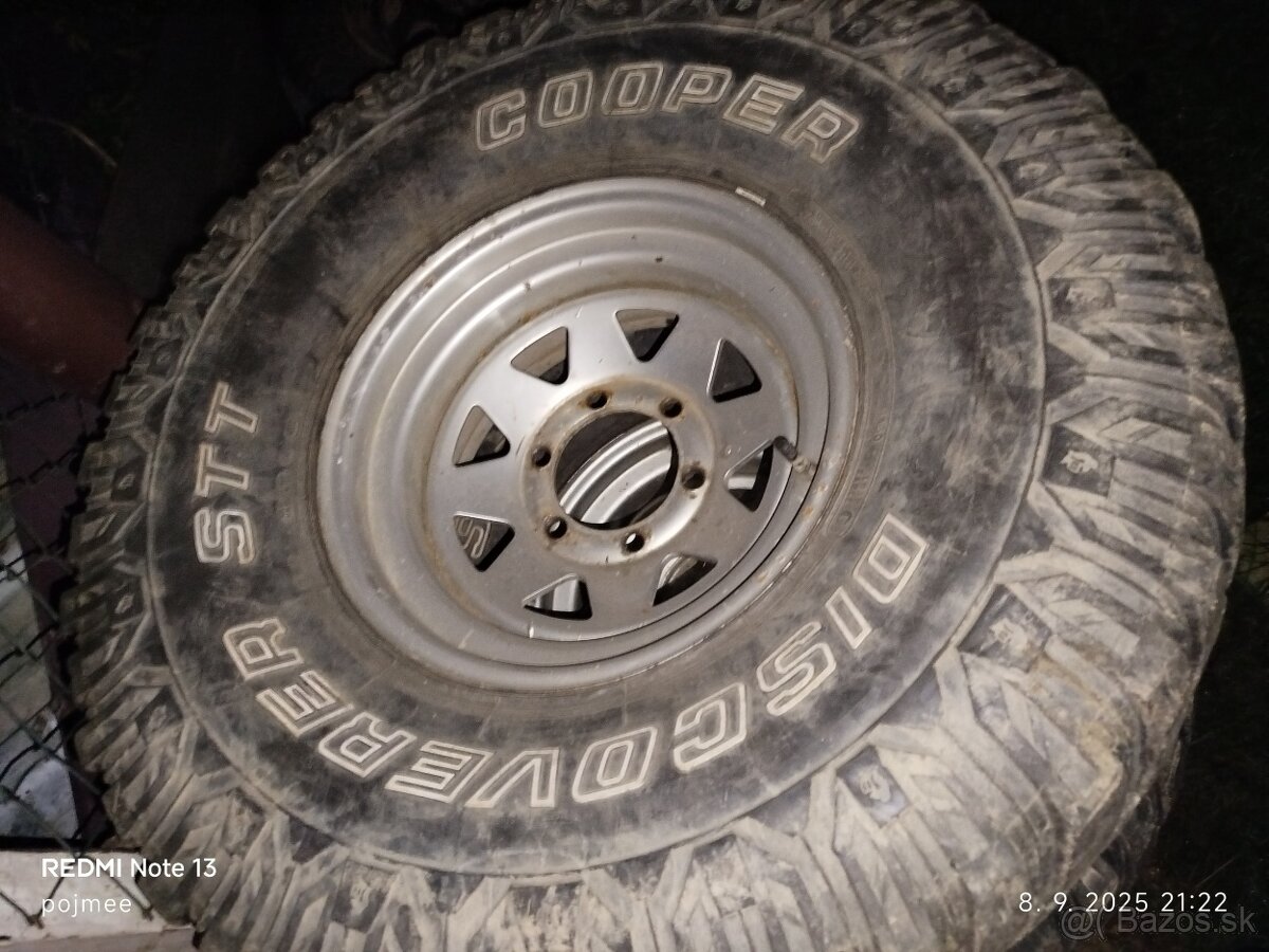Nissan Patrol 35x12.5 R15 pneu v slušnom stave dezén na fot