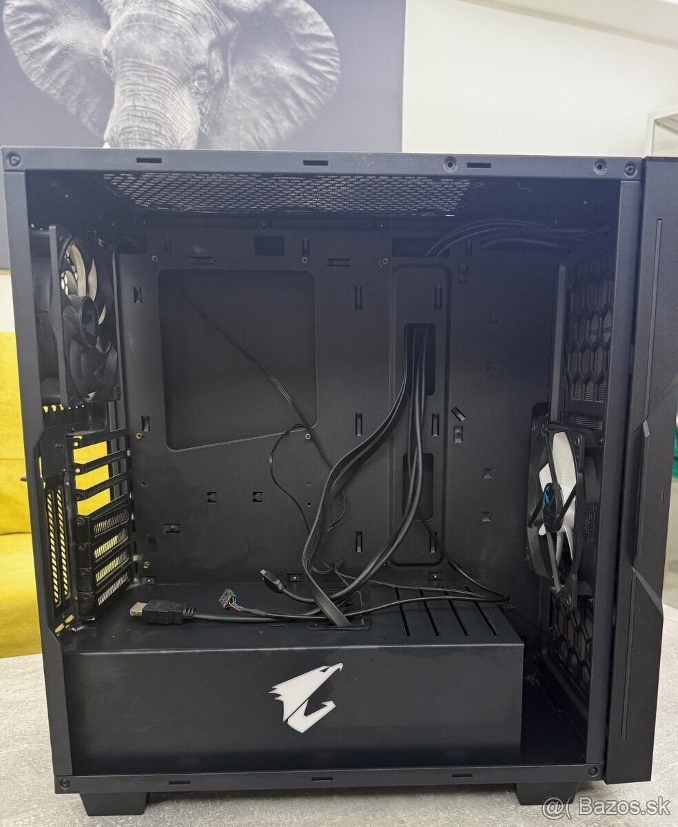 Pc skrinka Gigabyte AORUS - 2