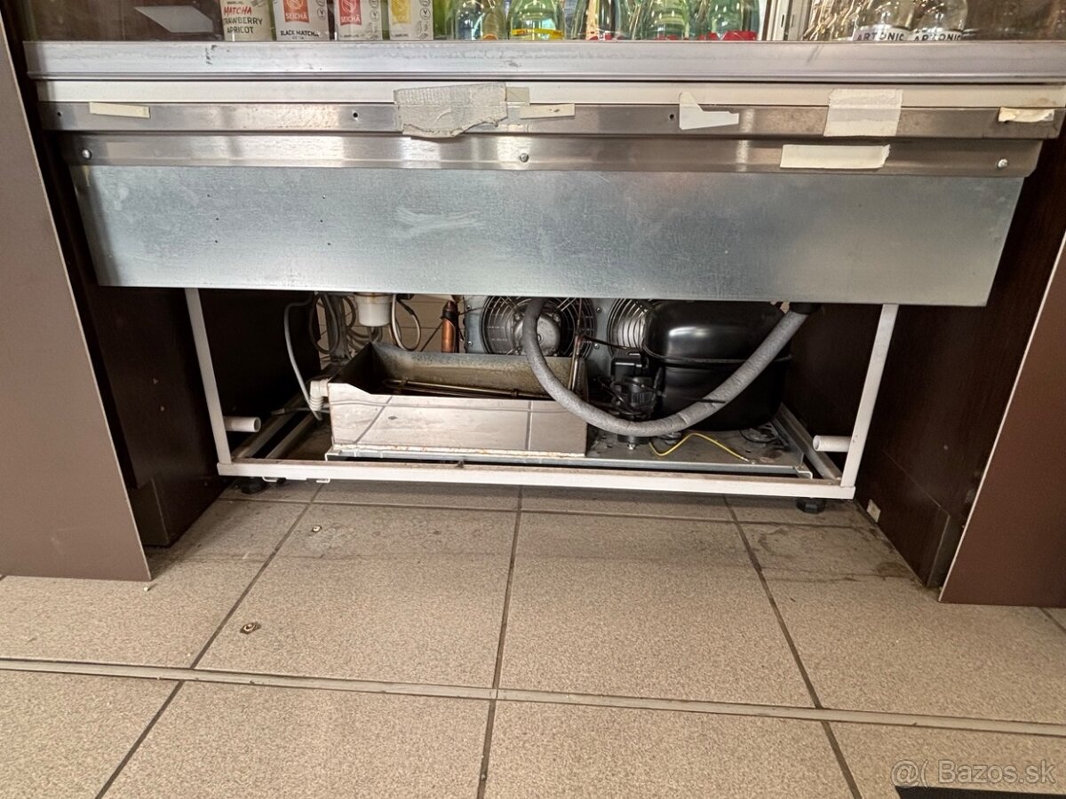 Vitrína na zákusky do prevádzky - 2