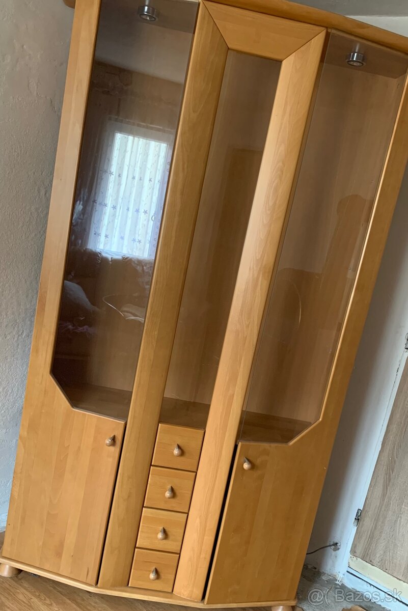 Predám elegantnú drevenú vitrínu - 2