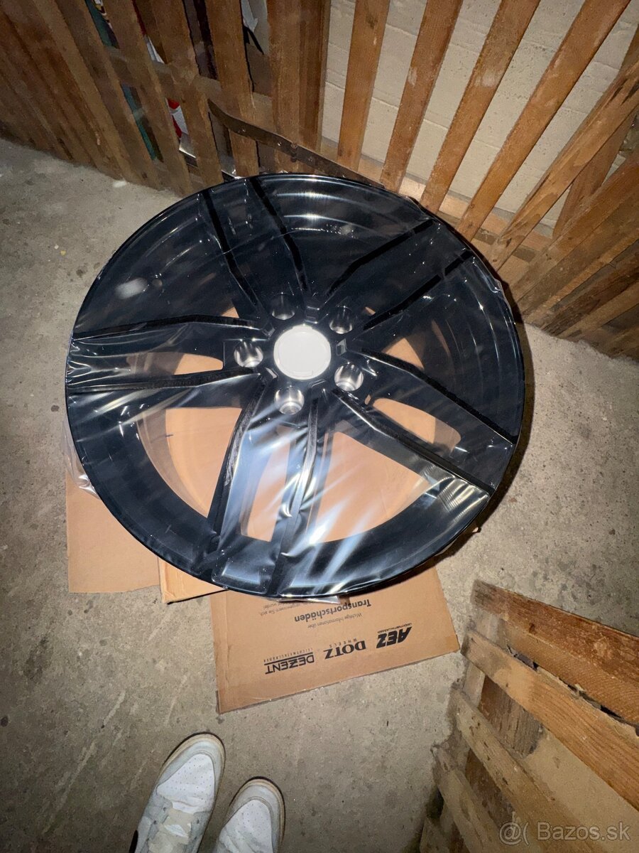 Dezent r17 úplne nové - 2