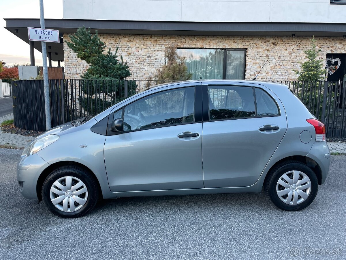 Toyota Yaris 1.0 VVTi, model 2010, 1. majiteľ, iba 82 000 km - 2