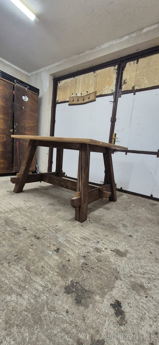 Masívny jedálenský stôl - 2