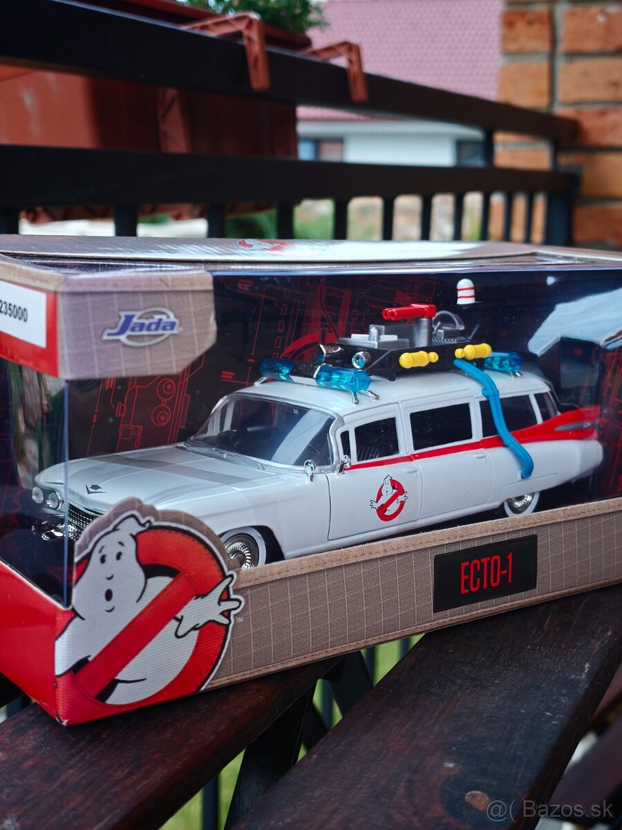 Jada Toys 1:24 Ghostbusters ECTO-1 model - 2