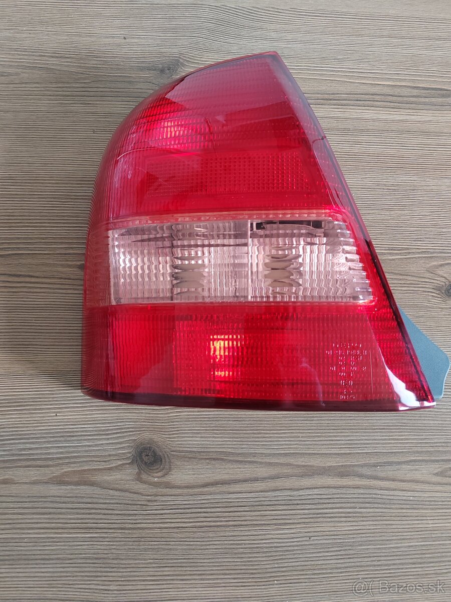 Mazda 323 zadné svetlo - 2