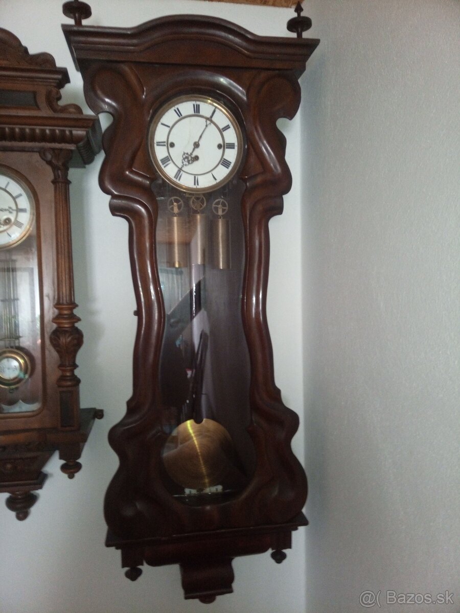 Kyvadlové hodiny husľovky. - 2