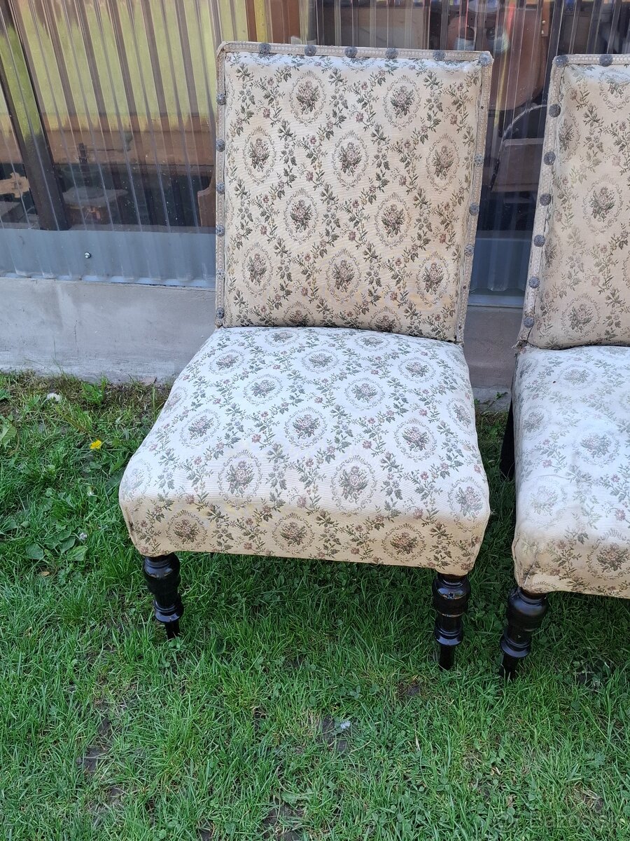 Predám štyri starožitné stoličky cena spolu 10€ - 2