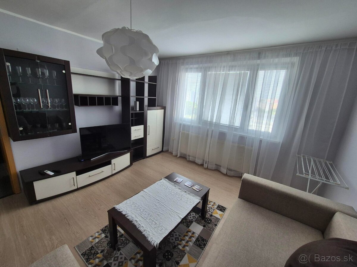 Prenajmeme 3 izb byt na Hrobákovej ulici - 2