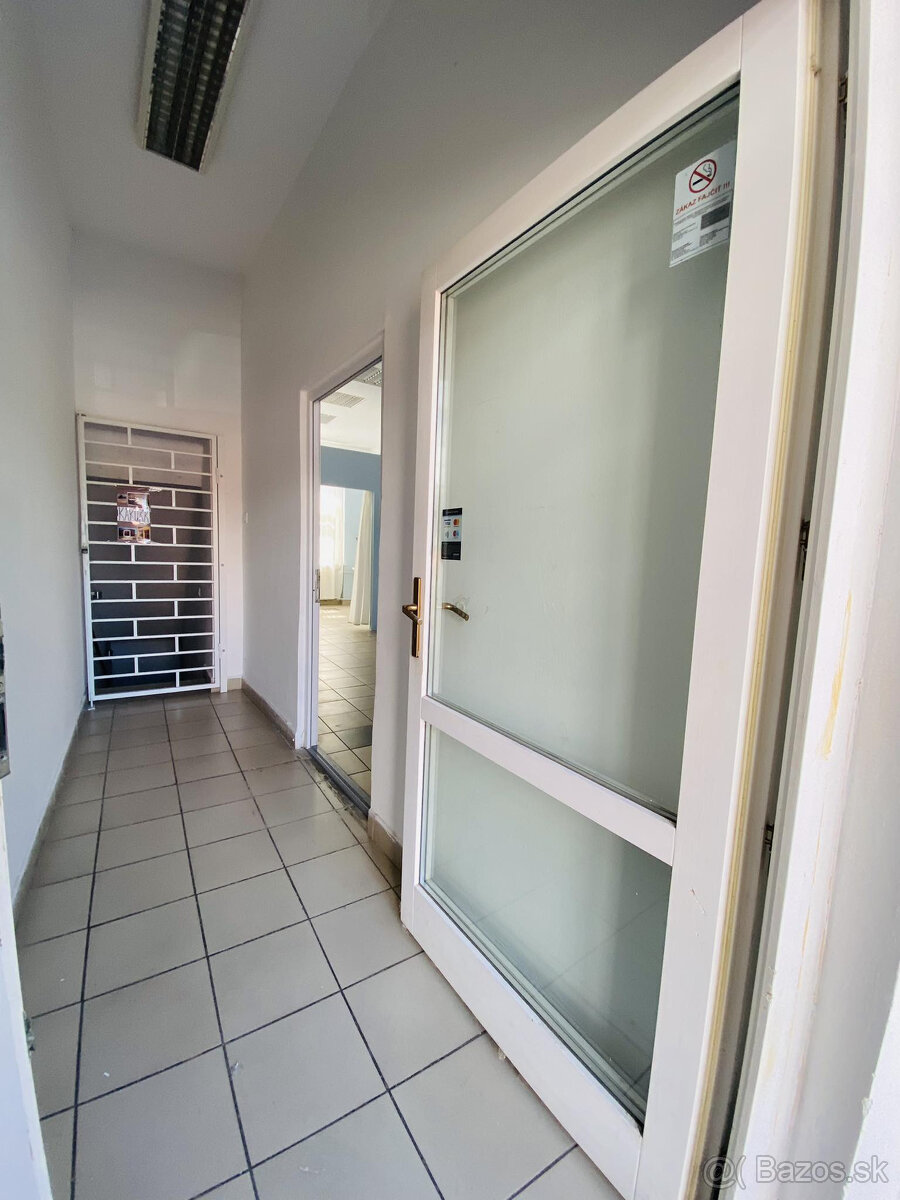 Na prenájom obchodný priestor 30 m2 v centre mesta Dunajská - 2