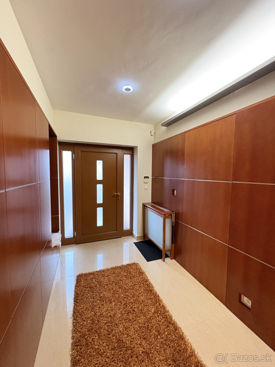 Nadštandardný 7-izbový rodinný dom s bazénom a saunou, Rača - 2