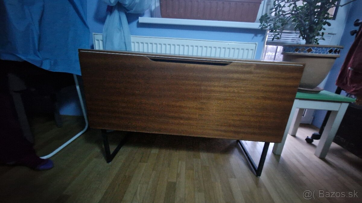 Perinak na kovových nohách - 2