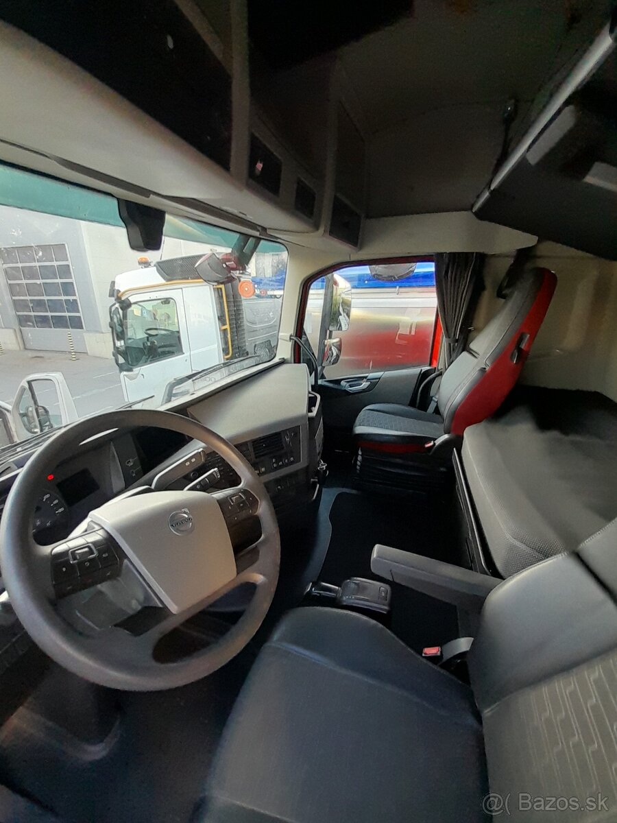 ŤAHAČ VOLVO - 2