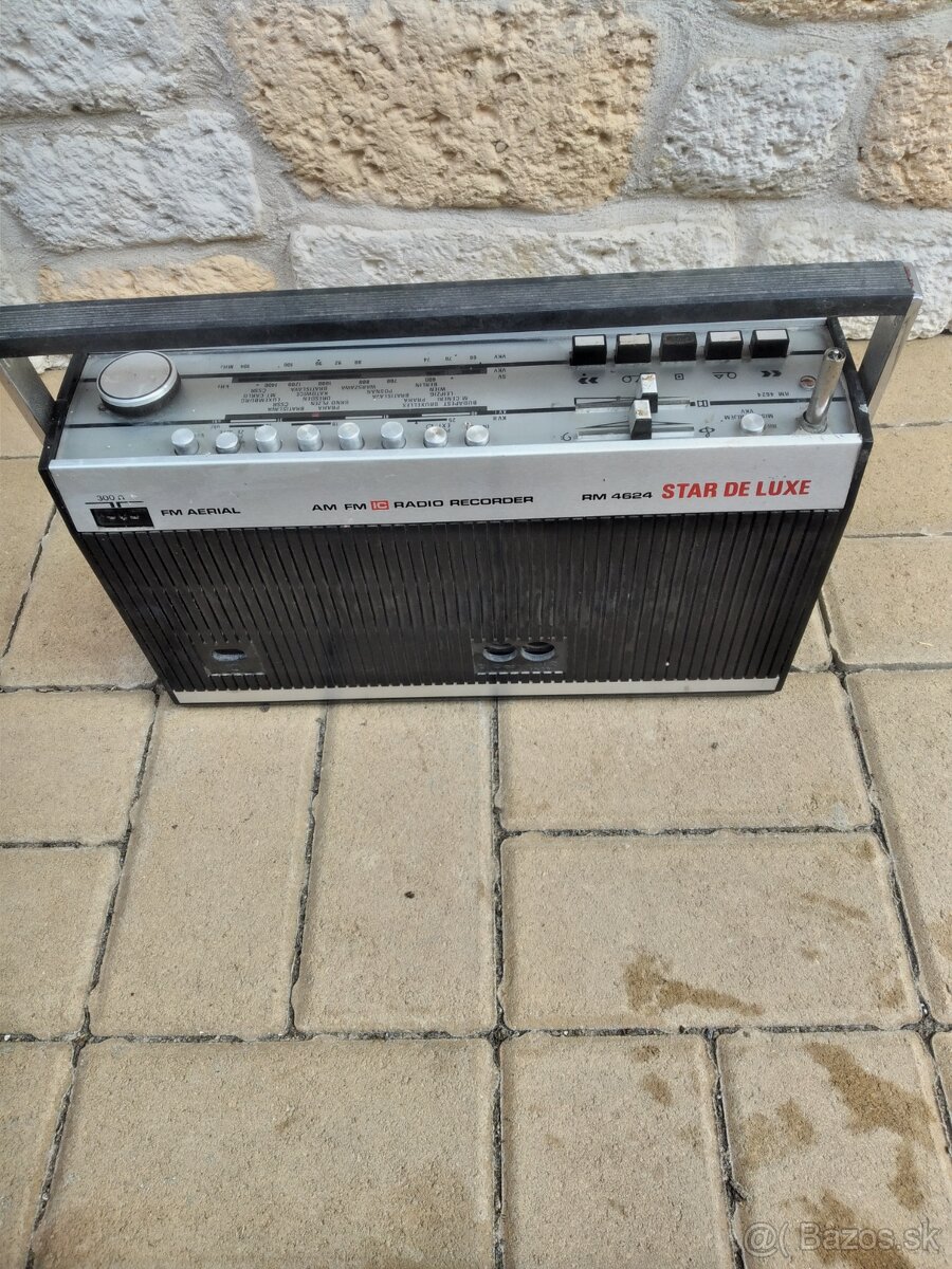 Staré radio na kazety. - 2