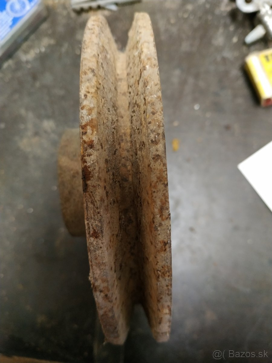 Remenice +ozubené kolečko. - 2