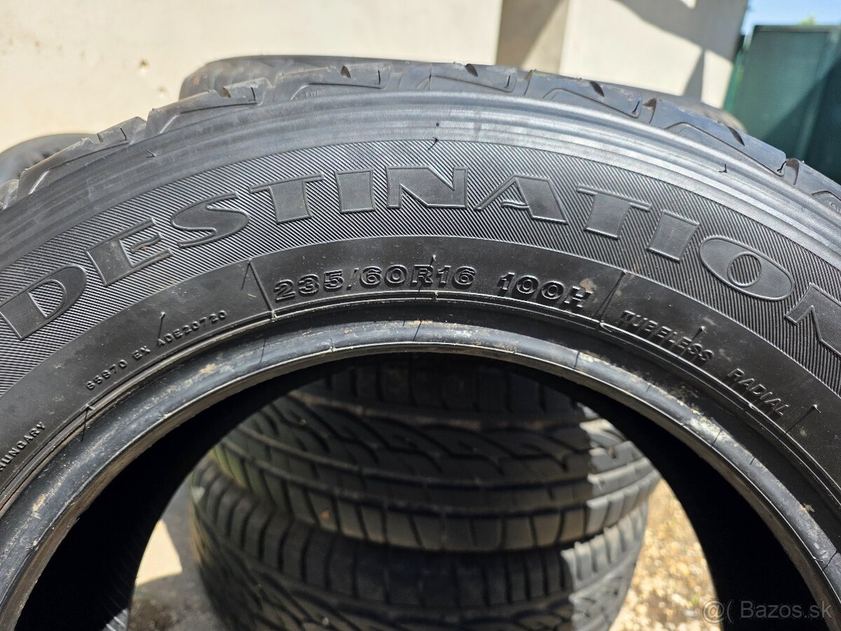 Pneu 235/60 R16 - 2