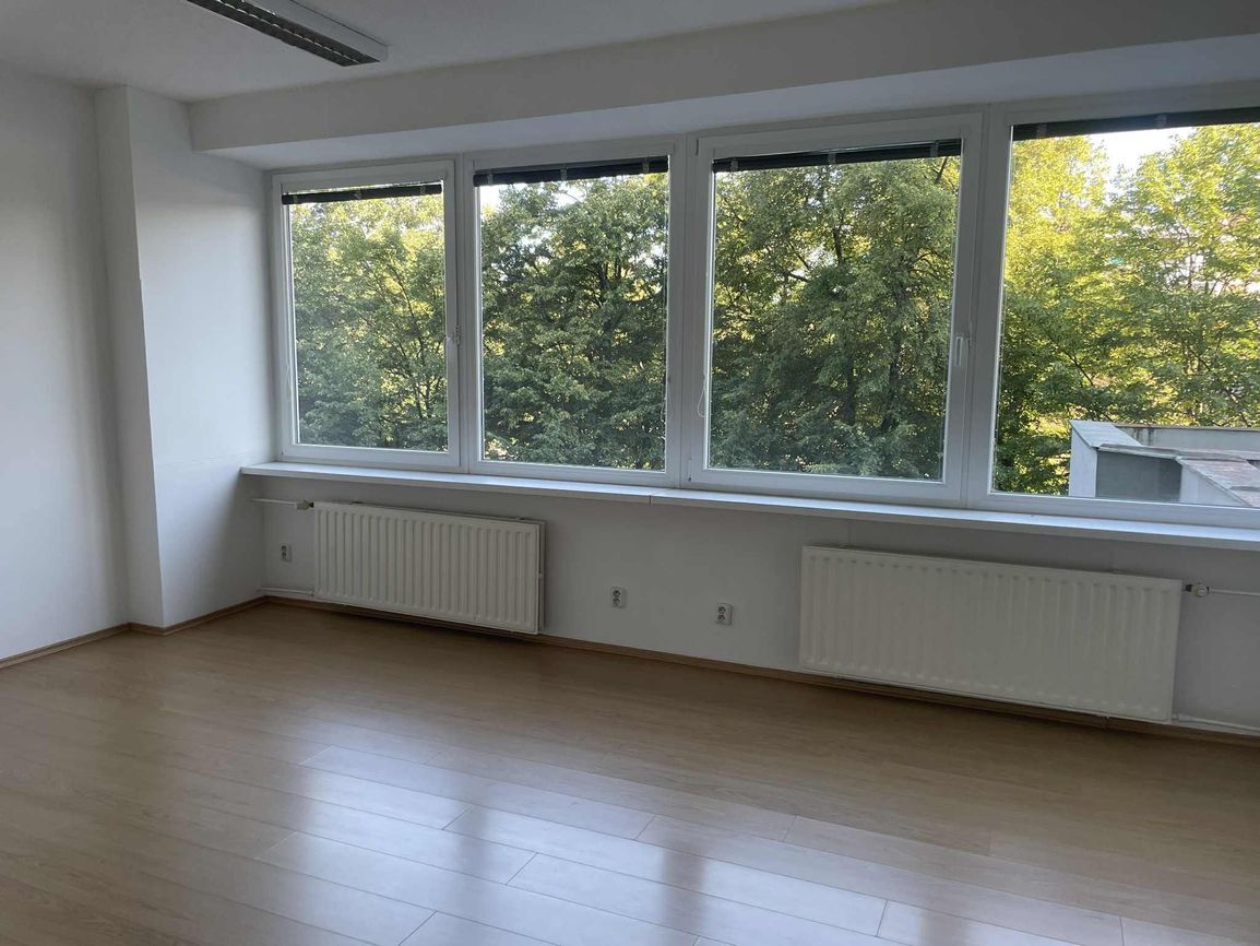 Dáme do prenájmu kancelárske priestory o výmere 12,5 m2 aleb - 2