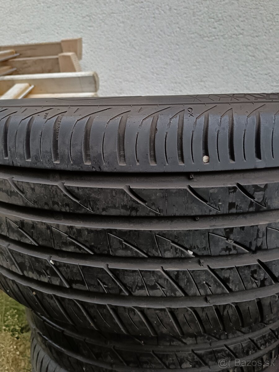 Pneu. R 17 235/45 - 2