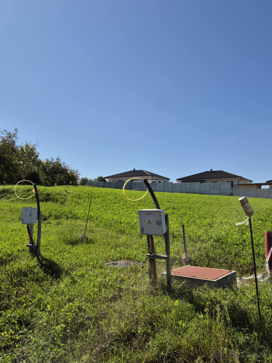 Exkluzívne predaj pekný 776 m2 st.pozemok Alekšince pri NR - 2