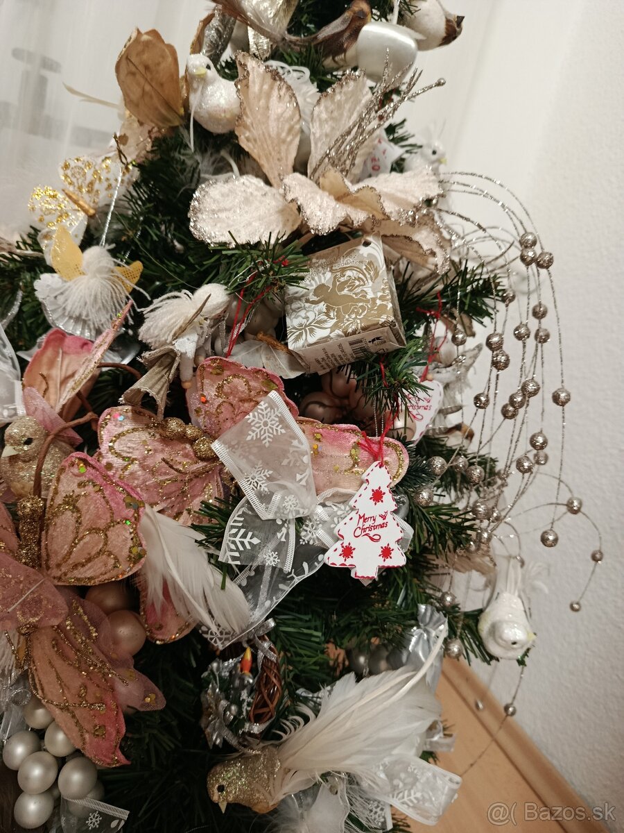 Umelý vianočný stromček + dekorácie - 2