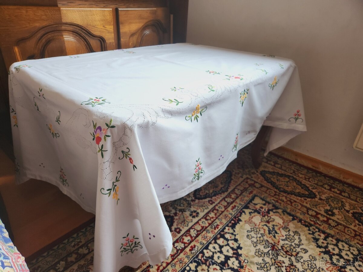 Krásny biely obrus zdobený kvetmi a ažurkou 120x160 - 2