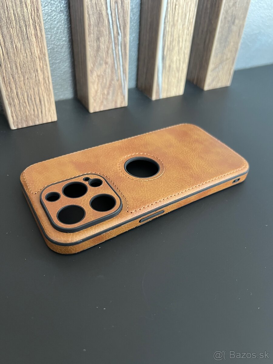 Kozeny kryt iPhone 15 Pro Letaher Case brown - 2