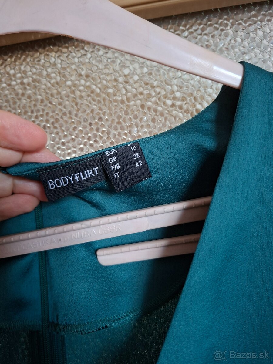 Saténové šaty Bodyflirt - 2