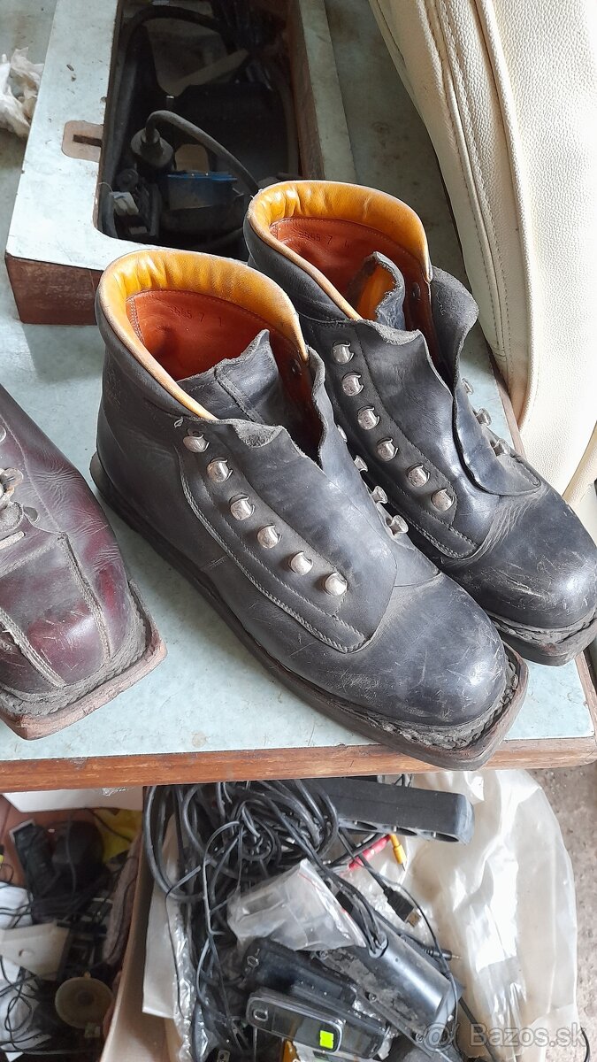 Stare kozene lyziarske toanky. - 2