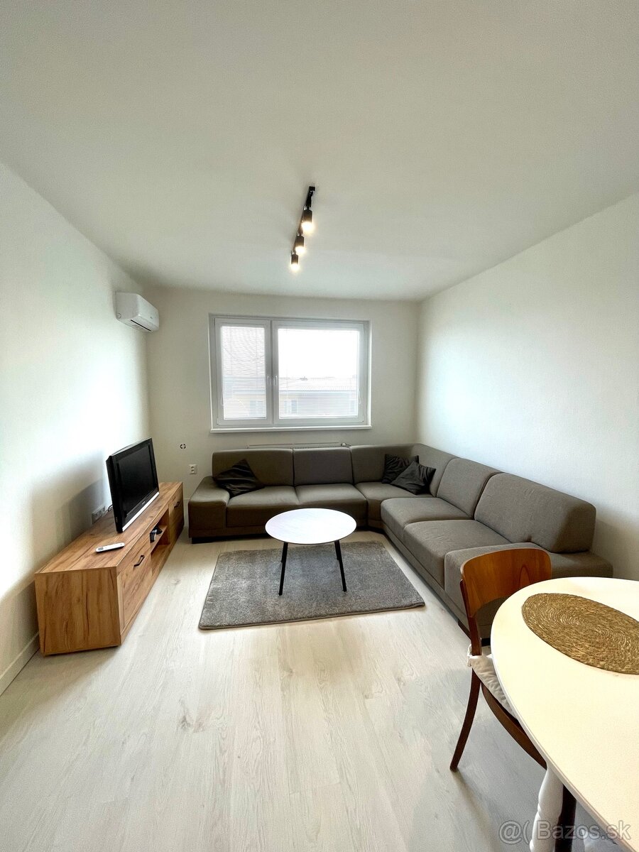 PRENÁJOM 3-IZBOVÉHO BYTU S LOGGIOU - 2